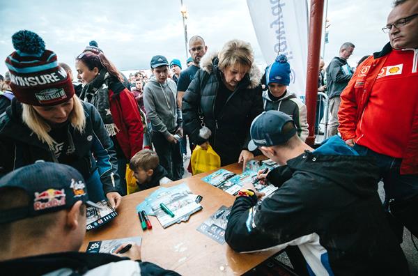 Driver autograph signing 